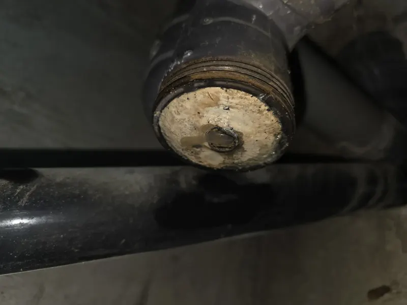 보은 배관 끝 마개에 굳은 찌꺼기