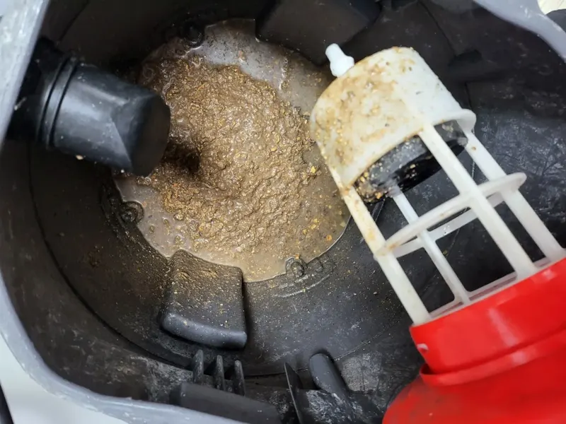 보은 석션 통 안에 모인 음식물 찌꺼기